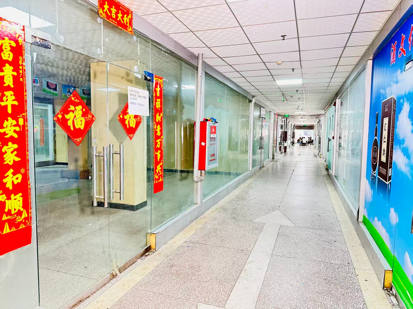 中区经二号街园区位于洛阳市老城区春都路商贸核心区域，周边商业氛围成熟，交通便利，配套完善。依托传统副食品商贸资源，园区具备良好的经营基础和人气优势，是企业办公、商品展示、批发零售及创业发展的理想选择。