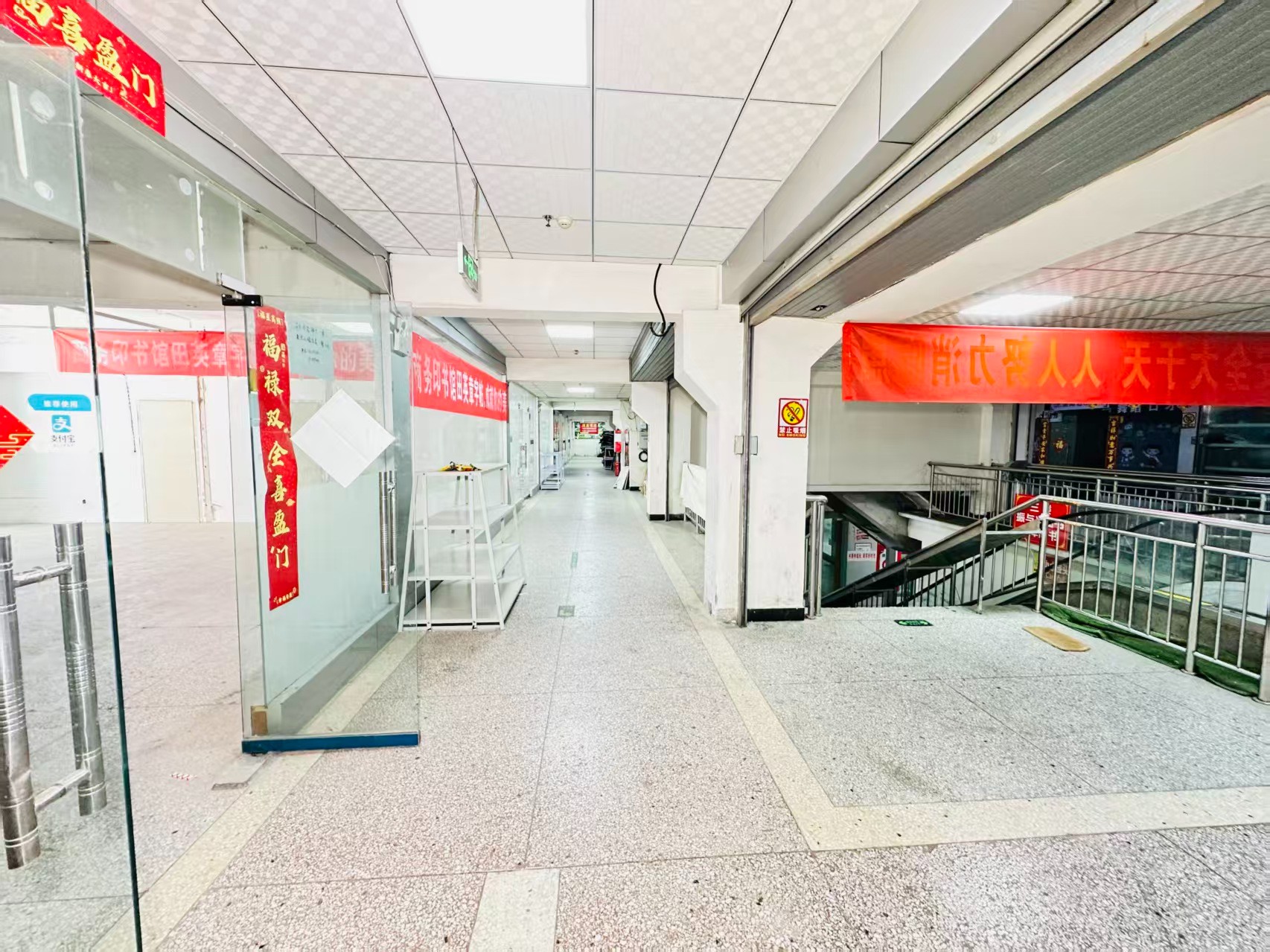 中区经二号街引入人工智能技术应用场景，推动AI与商业、零售、电商、企业服务等领域融合发展。
