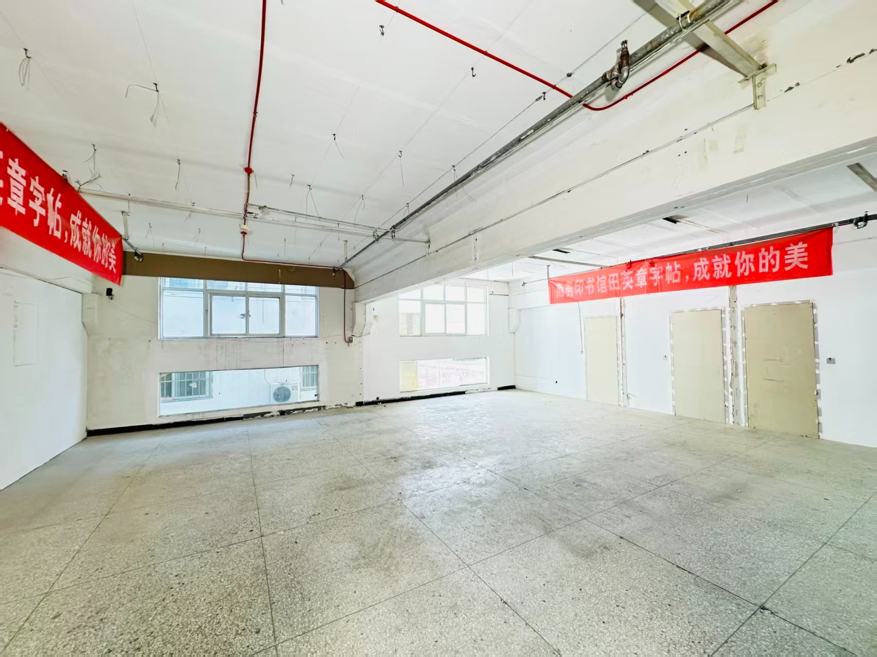 中区经二号街重点吸引人工智能应用、数字经济、电商直播、智能制造服务、软件开发、科技创新企业及创业团队入驻